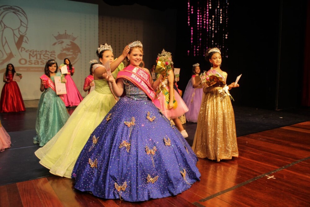 Lara Madeira: A Jovem Sensação que Encanta nos Palcos e nas Passarelas